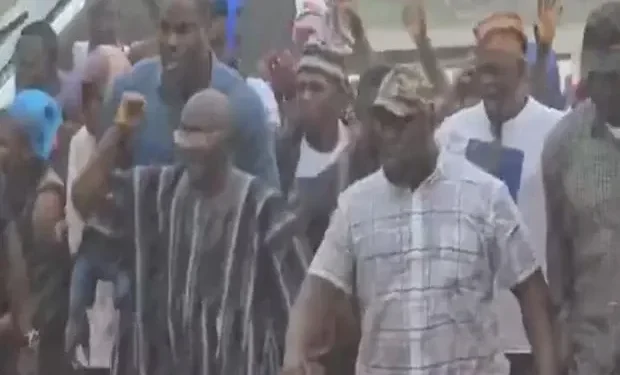 Video:Bwamia walks in heavy rains to campaign at Ashaiman market