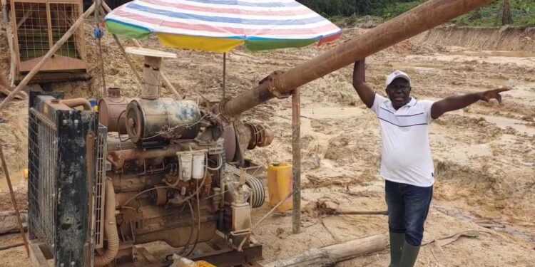 Paramount Chief Awulae Attibrukusu III, leads arrests of 1 Chinese, 2 Ghanaians at Ewuku site in Nzema East