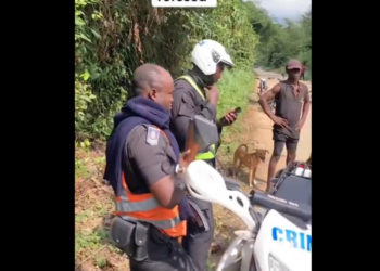 Police officers hot as resident confront them for demanding 5 cedis
