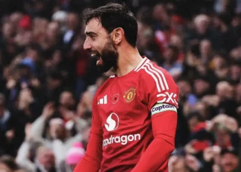 Bruno Fernandes saves fainting man on plane