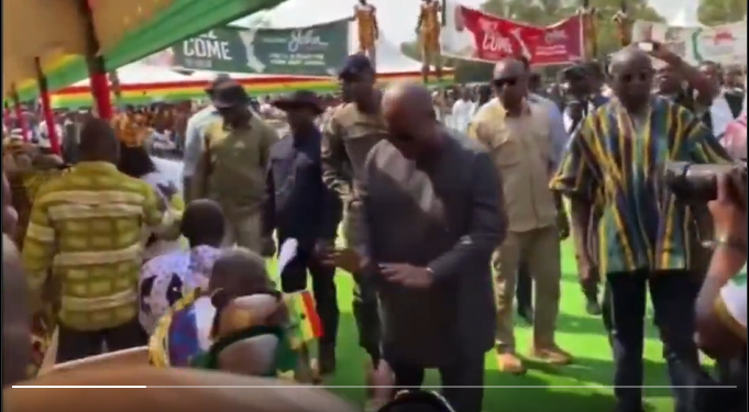 Video: Be seated – Mahama tells chiefs who stood to greet him