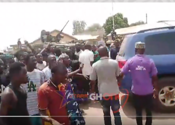 Video – Irate youths in Bawku hoot at IGP Yohuno